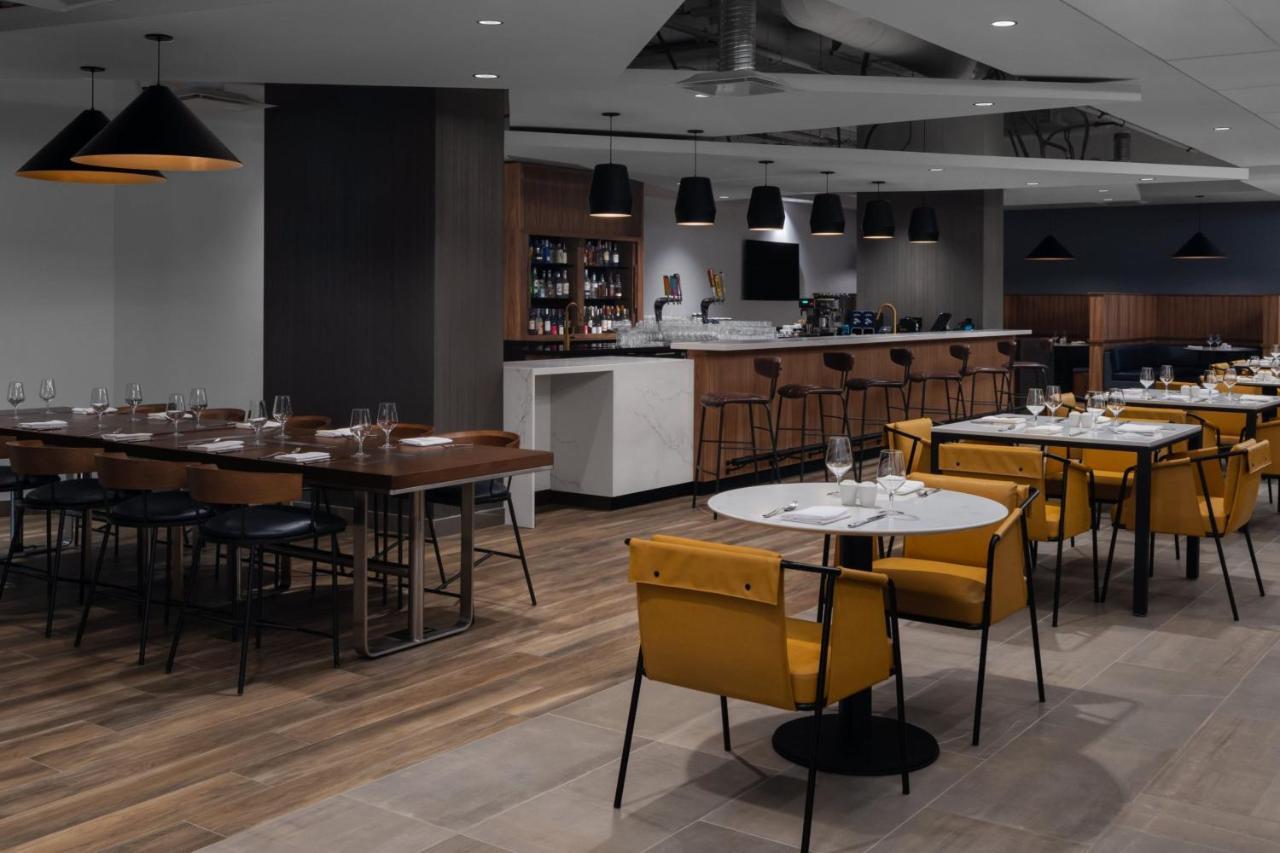 מלון Courtyard By Marriott Calgary Downtown מראה חיצוני תמונה